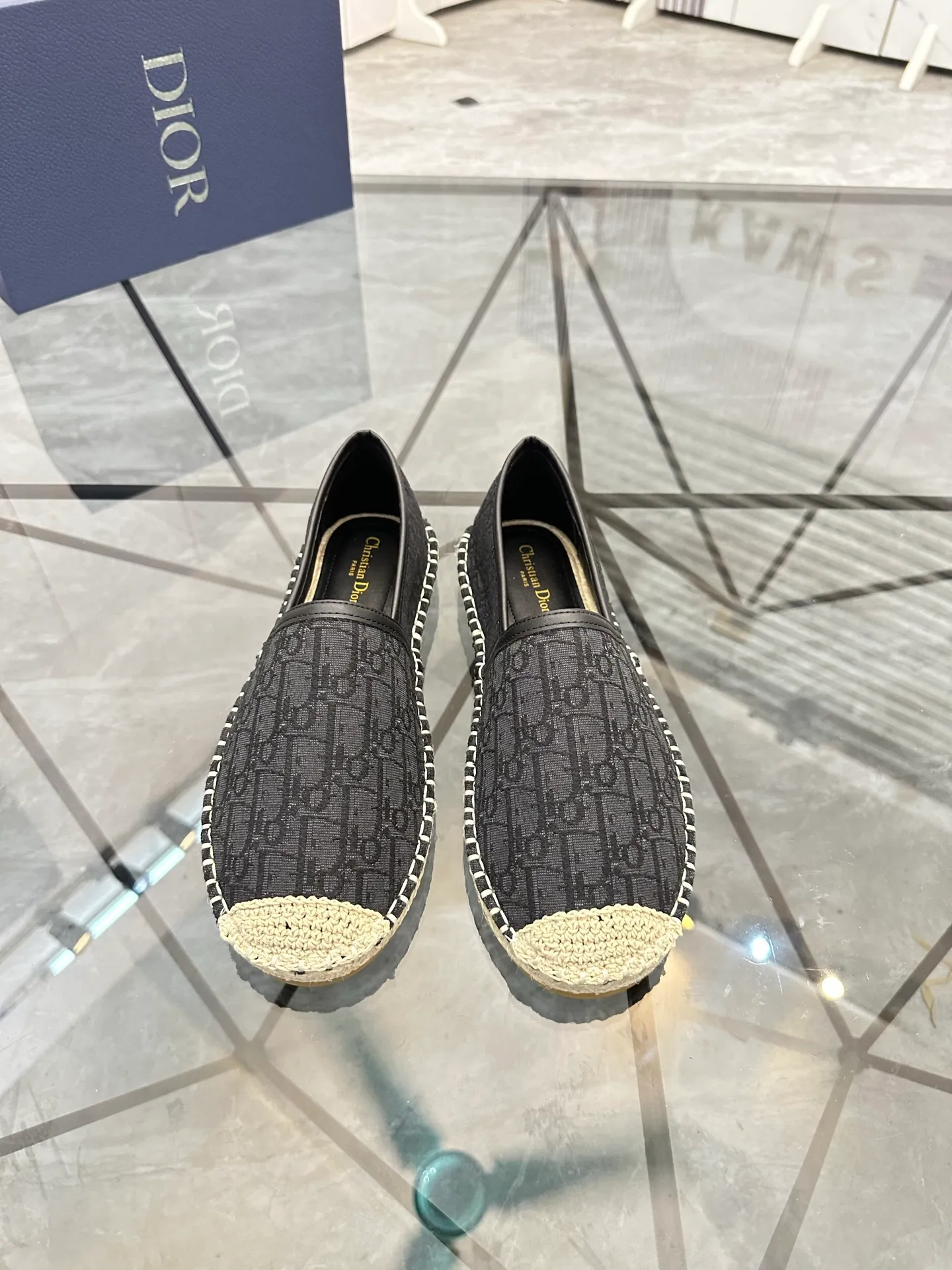 Men's shoes for sale 💰: 💰P400¥ Product trademark: Dior* "Dior*" low-top fisherman's shoes Regular size: 38-44 (can be customized to 37.45) Product materials: imported cowhide leather upper spliced ​​with original fabric, sheepskin lining, original outsole. Number: 1023